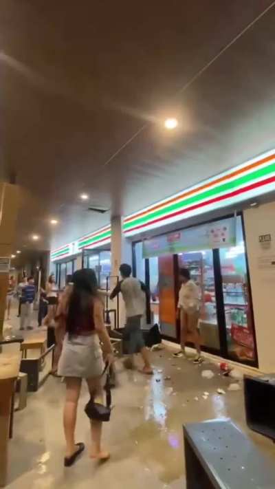 Complete and uncut fight of 711 drunk brawl