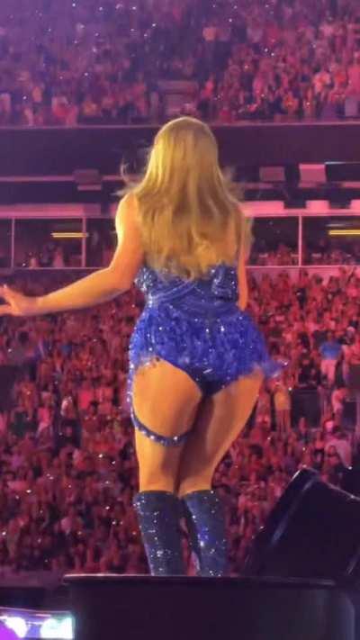 Totally in love with Taylor's delicious ass 😋🥵