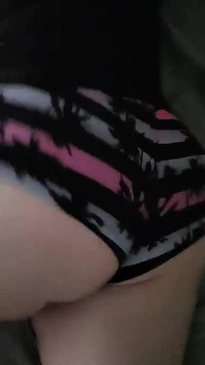 You like how my booty jiggles? [F43]