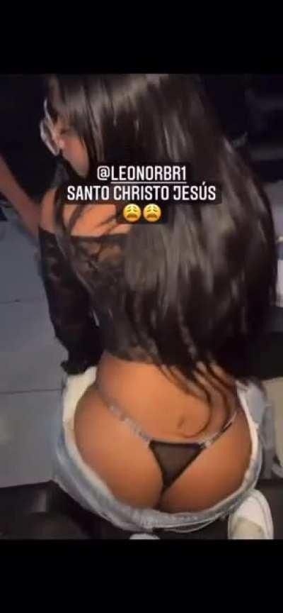 twerkin her phat booty 🍑