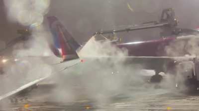 Defrosting a plane immediately before takeoff ❄️🛫