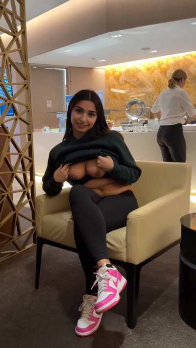 Melb airport lounge banned me, monicaoberoixo