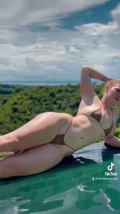 Best swimsuit to wear for this ass @hardlifeofgoldie