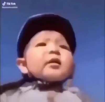 Intentando aparecer en un video le viejas