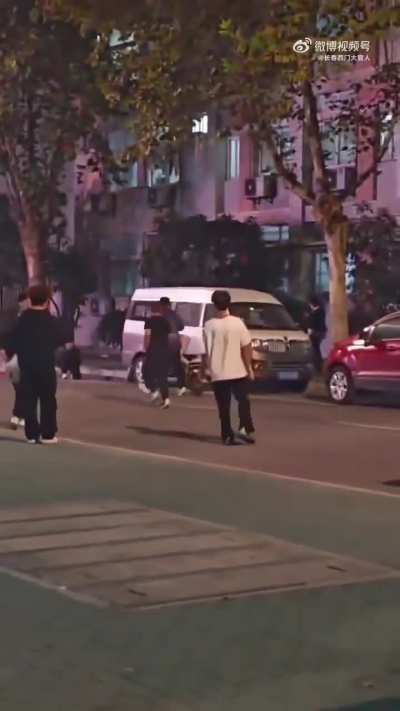 某地校园一幕：我给你花了那么多钱，你对得起我吗