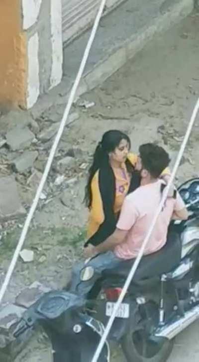 indian chubby gf fucked and gives handjob to her BJ in public due to lockdown caught by cameras[4 clips/6 mins][link in comments👇]
