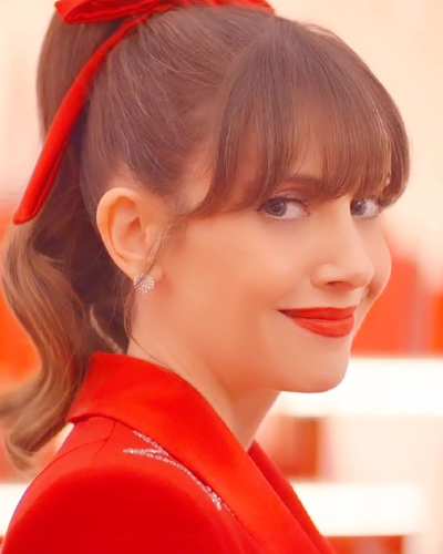 Alison Brie's adorable winks