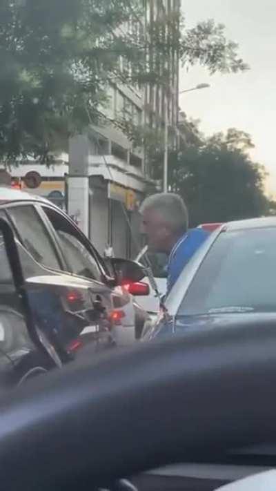 *Argues in πολιτισμένα*