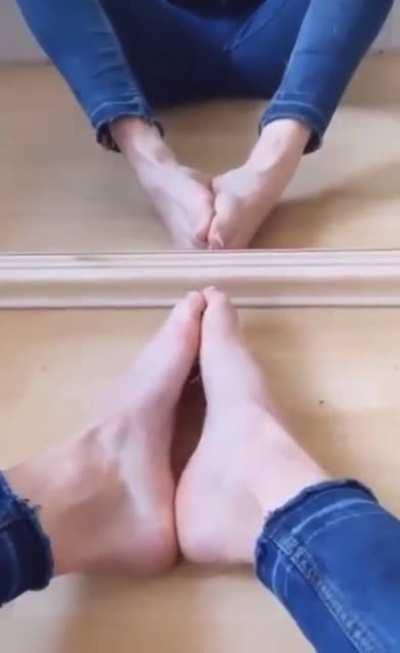 Feet and toe scrunches in the mirror 😋
