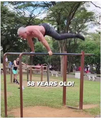 At 58 years old, this man defies the odds, showcasing a level of fitness that puts people half his age to shame. Living proof that age is truly just a number when it comes to staying fit!
