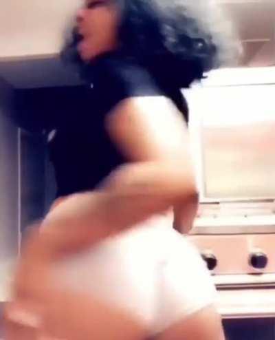 Jess Hilarious twerking that ass 🍑