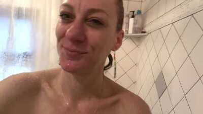 Original House Wine, Walla Walla, WA makes this limited edition “Rosé Bubbles” at 12% ABV! Today would’ve been the good Doctors 92nd Birthday, so on this “free-for-all” Friday, I’ll toast to equality with The Beatles, all you need is love. Cheers🍻(with so