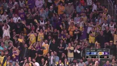 [Highlight] All of D'Angelo Russell's three 3-pointers in a row in the fourth - crucially kept the Lakers in the game