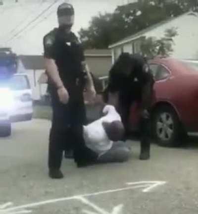 Man being arrested freaks out, says he can't breathe and that he's being killed despite it clearly not being the case