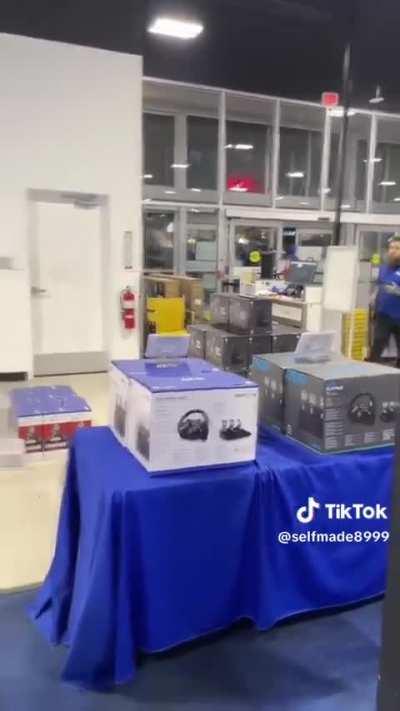 What Best Buy got ps5s by the Door pmo ? Li. Queens area🤔