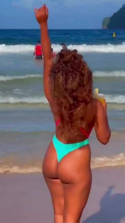 Lina (@karolina.achong)