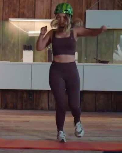 Julia Beautx „trainiert“ … aus Julien Bam‘s „Der letzte Song aus der Bohne Akt 3“