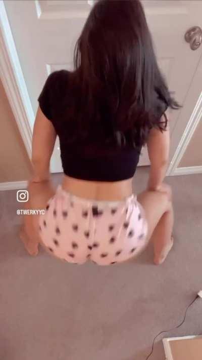 Dance Fitness (@twerkyyc)