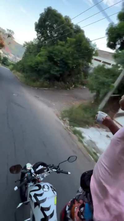 Que bom que tá de capacete