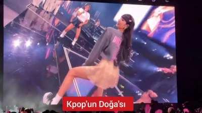 Lisa Jennie and Rose twerk during concert