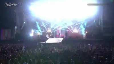 Гитарист Системов затевает хоровод