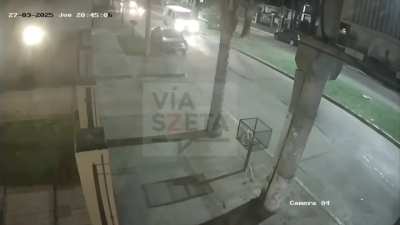 Merlo: un policía de civil mató a tiros a un motochorro que había intentado robarle.