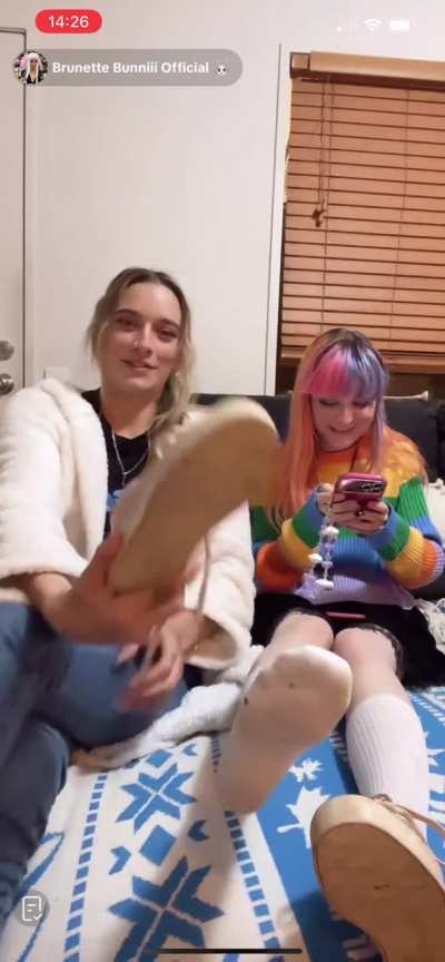 brunettebunniiiofficiall and her friend, taking off her shoes and comparing foot size live rn 