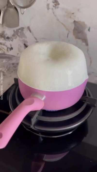 Boiling milk in a non-stick pot