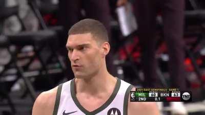 [Highlight] Refs rule Brook Lopez was fouled with 0.1 left in the first half; count the bucket and 1