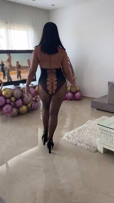 هل ستتبع الأرنب الأسود؟ 🐰