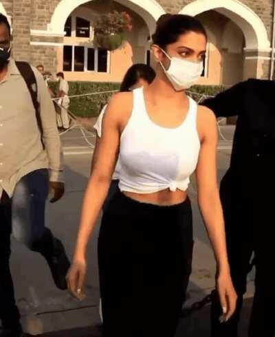Deepika Padukone tits look so good 😘