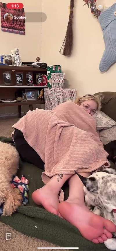 Usually teases all her viewers by never clearly showing, but this time she flaunted her pink soles the whole live. Lucky dog. @sophiesspaces