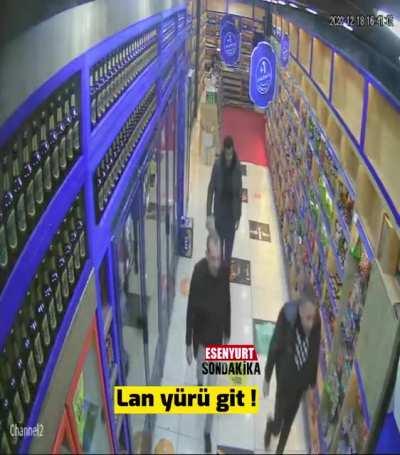 Esenyurt’ta, girdiği tekelde “Müslümanım diyorsunuz ama alkol satıyorsunuz” diyen kişi, dükkan sahibinden dayak yedi