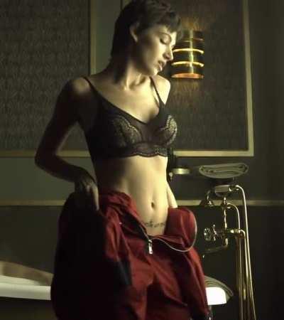 Ursula stripping in Money Heist