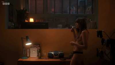 Emma Appleton - Everything I Know About Love S01E01 (2022)