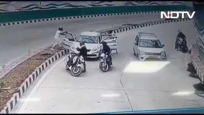 Delivery Agent and Associate robbed  of 2 lakh daylight at gunpoint by 4 armed men inside Pragati  MaidanTunnel on Saturday 