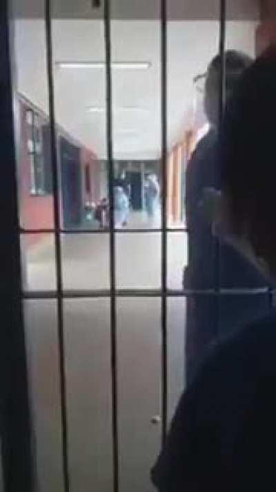 Mirá cómo le toman la temperatura detrás de las rejas a una menor de edad. Ni una sola organización saliendo a frenar esta locura. La violación de DDHH en Formosa lleva el silencio cómplice del oficialismo y la de todos sus aliados que ayudaron a ponerlos