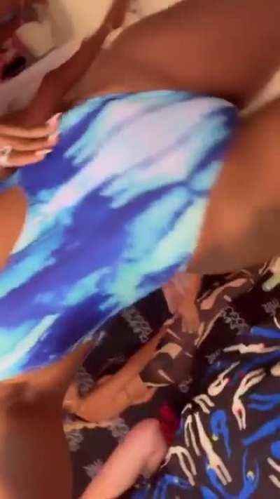 She has a phat-ee 🍑