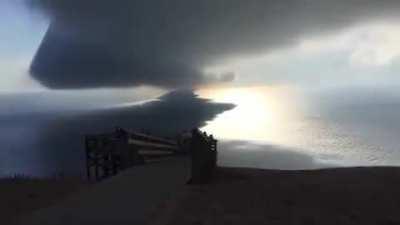 🔥 Beautiful roll cloud over Lake Michigan