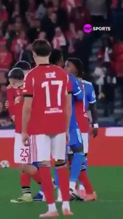 Full video of the altercation. Prestianni was already calling Vini a 