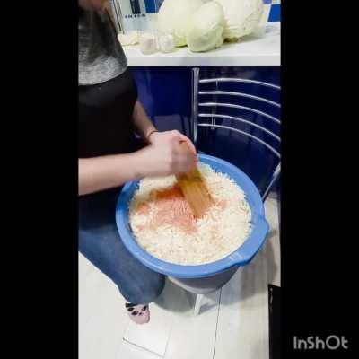 Hi, Reddit! It's a bit of ordinary Ukrainian life again. We are preparing some home-cooked food to send to our soldiers. Pickled cabbage salad part 1.