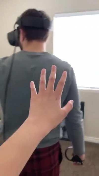 Wife scares guy while playing half life alyx