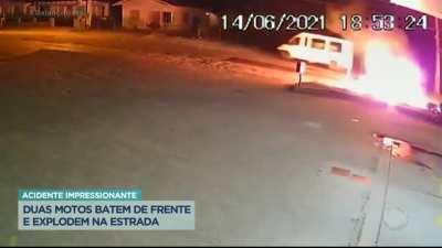 Explosion after crash between two motorcycles in Santa Catarina, Brazil. One driver may sustain head trauma, the other two in unknown conditions.