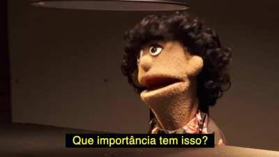 não achei com legenda no YouTube, então eu legendei aí (nome do canal é Awkward Puppets)