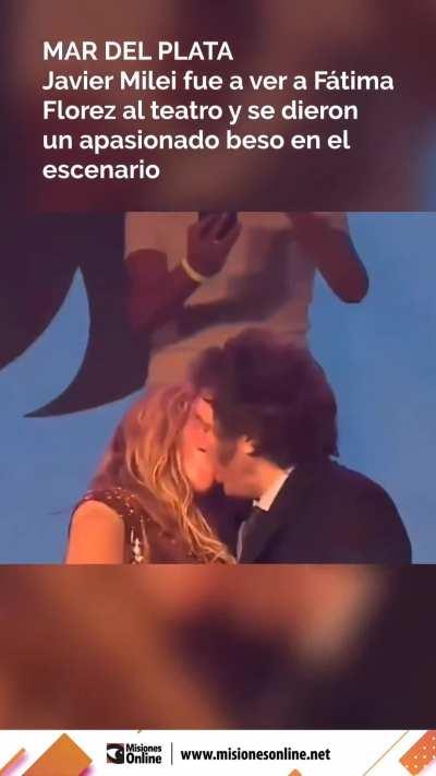 El pibe esperando el beso y la rubia se hace rogar. 