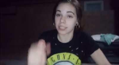 Skinny  with seductive eyes sucks and promises to come back 