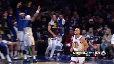 [Highlight] Curry lets it go from the logo over Larmcus Aldridge