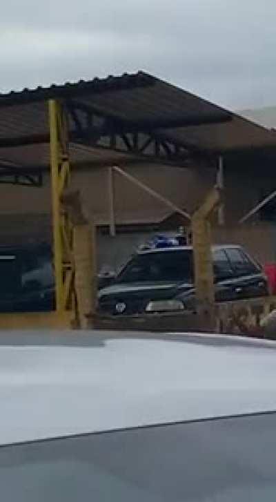 Homem usa coco para ajudar policial a fugir de uma perseguição com faca