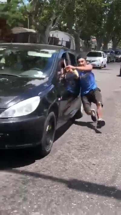 Rosario: Conductor de un vehículo discutió con un motociclista y lo arrastró con el auto