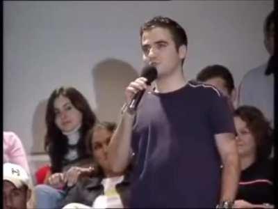 Unutulur mu? Sanmam. Erdoğan bir zamanlar LGBT bireyler için sözler veriyor ve alışageldiğimiz üzere yalancı erdoğanın bir başka yalanı olarak akıllarımıza kazınıyor. Bu gün LGBT bireylere köpek muamelesi yapan bir hükümetin başındadır erdogan.